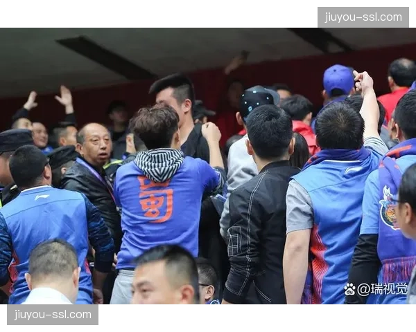 冲突瞬间：两队球员在中场休息时于球员通道发生推搡