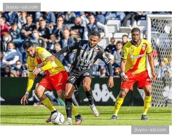 朗斯对阵布雷斯特，主队球迷看台展开巨型TIFO，图案为主教练的战术板草图