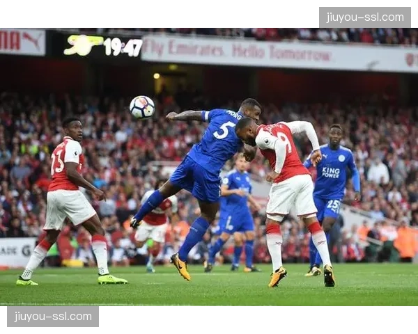 里昂前锋拉卡泽特拒绝英超报价，确认新赛季留队